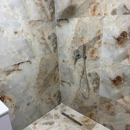 Dengu Luxury * 티라나